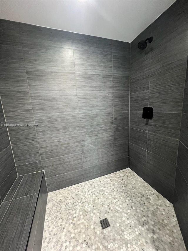 bathroom featuring tiled shower