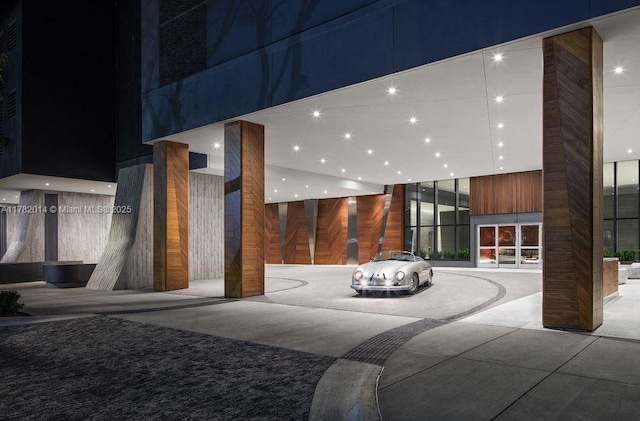 68 SE 6th St Unit 810, Miami, FL 33131 - community lobby featuring a towering ceiling and expansive windows