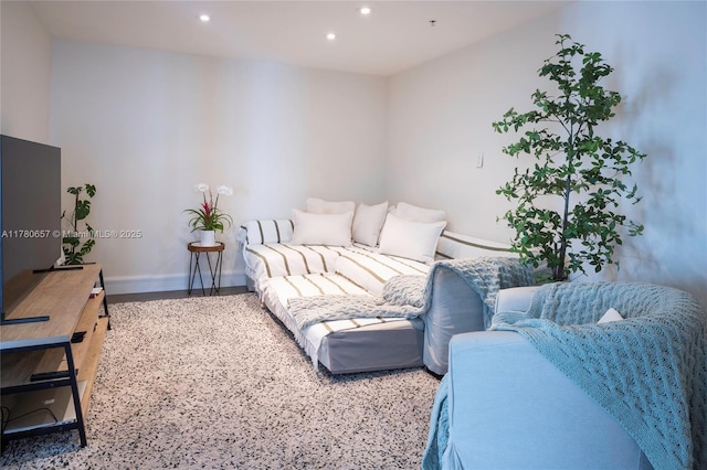 living room featuring recessed lighting, baseboards, and speckled floor