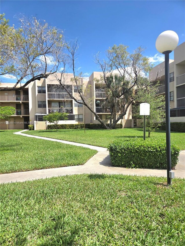 10425 SW 112th Ave Unit 319-1, Miami, FL 33176 - surrounding community featuring a yard