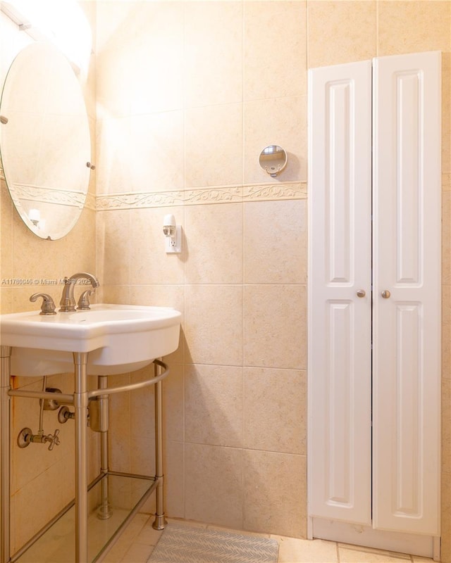 bathroom featuring tile walls