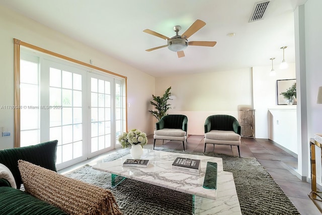 sitting room with ceiling fan