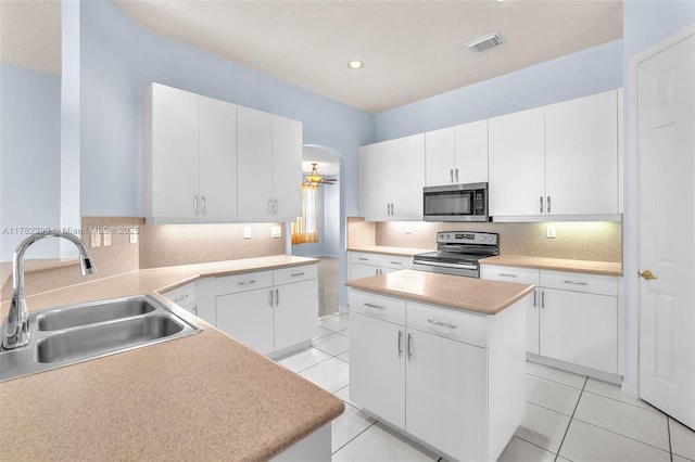 kitchen with a sink, backsplash, stainless steel appliances, and visible vents