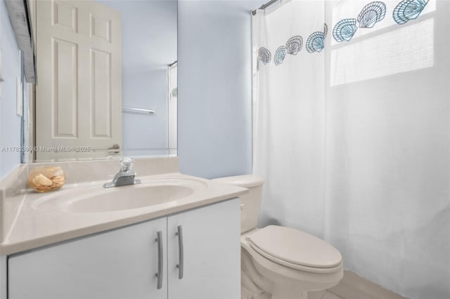 full bath featuring toilet, a shower with curtain, and vanity