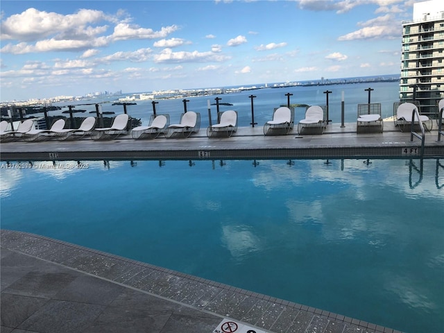view of pool featuring a water view