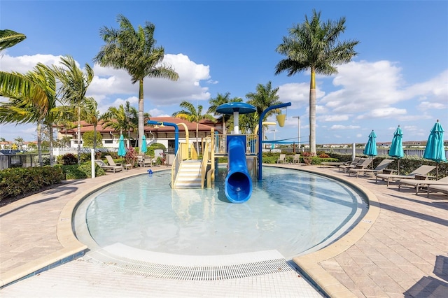 10572 W 35th Way, Hialeah, FL 33018 - community pool with a water play area