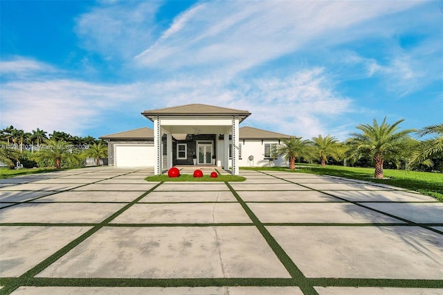 view of front of property featuring concrete driveway