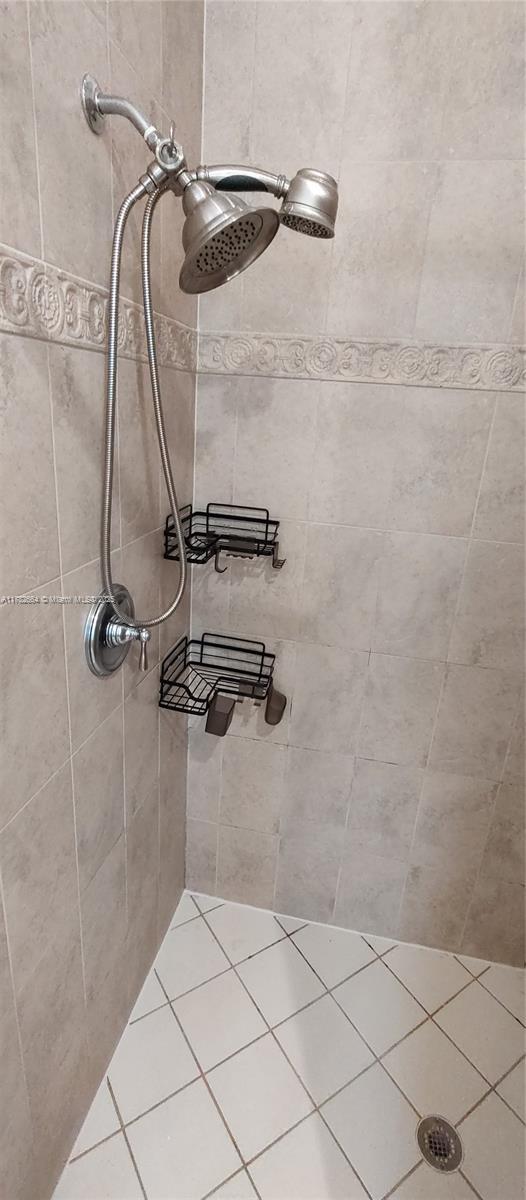 4713 Village Way, Davie, FL 33314 - detailed view of tiled shower