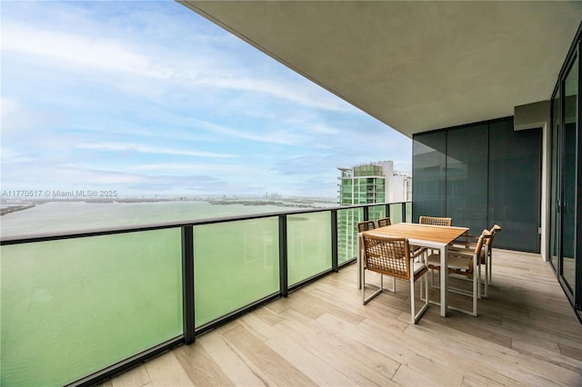 balcony with outdoor dining space