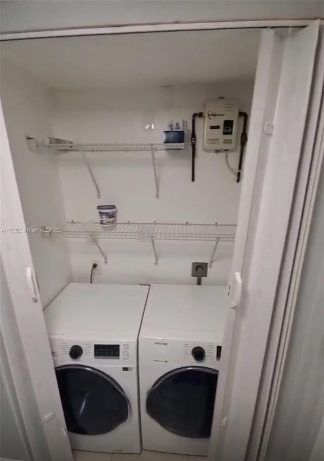 laundry room with laundry area and independent washer and dryer