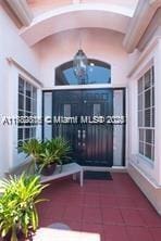 view of exterior entry featuring stucco siding