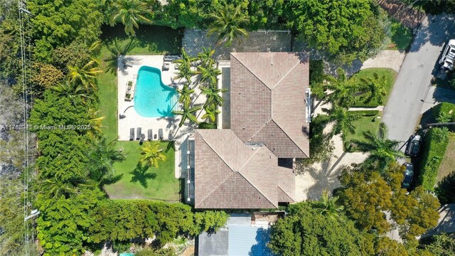 31 Island Dr, Key Biscayne, FL 33149 - view of subject property with a pool