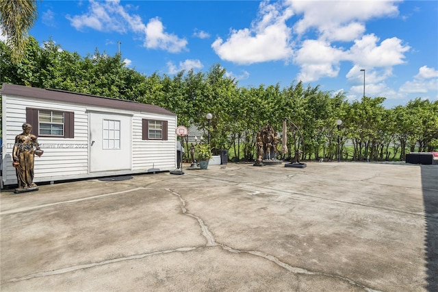 view of outdoor structure featuring an outbuilding