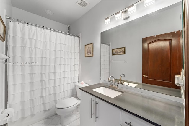 full bathroom with visible vents, toilet, shower / tub combo with curtain, and vanity