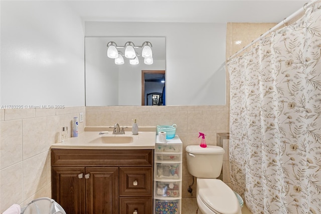 full bath with vanity, a shower with curtain, toilet, wainscoting, and tile walls