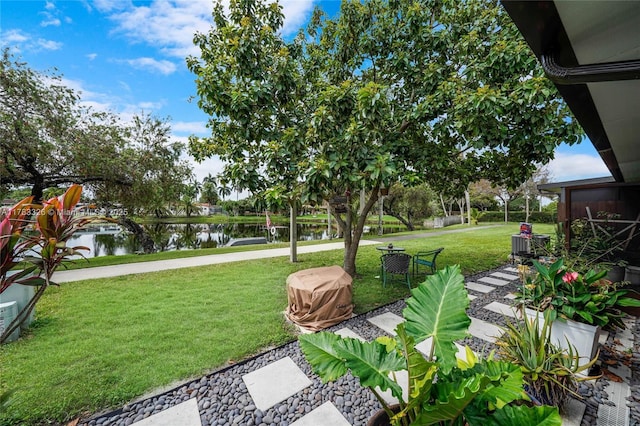 view of yard featuring a water view