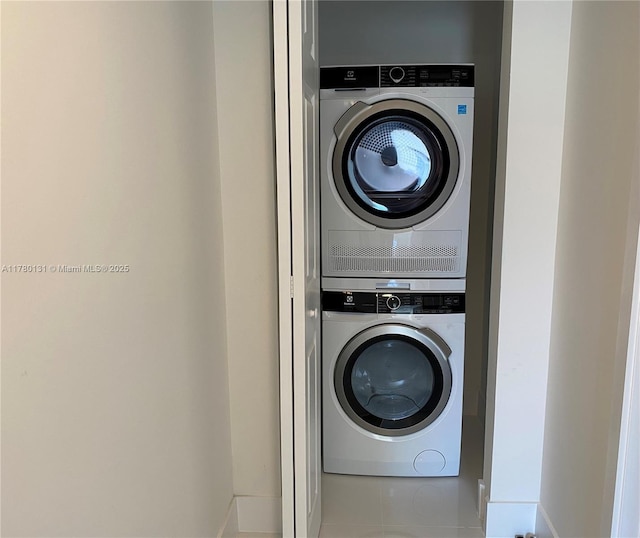 10950 NW 82nd St Unit 420, Doral, FL 33178 - washroom featuring laundry area and stacked washer / drying machine