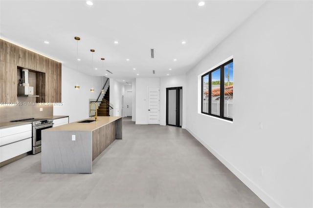 kitchen with stainless steel electric range oven, a sink, modern cabinets, and recessed lighting