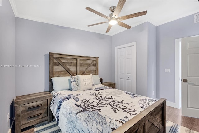 234 Allen Ave, Key Largo, FL 33037 - bedroom featuring a closet, crown molding, light wood-style floors, visible vents, and ceiling fan