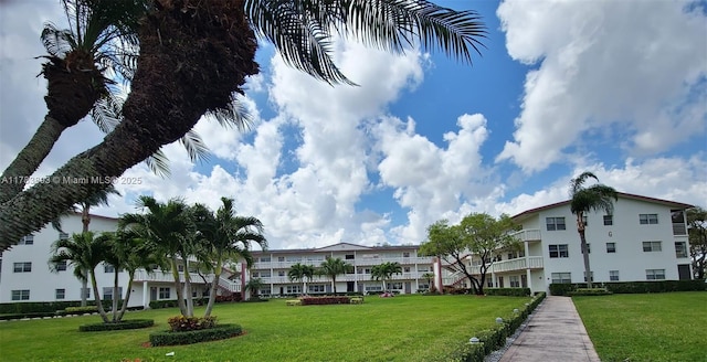 285 Fanshaw G 285G, Boca Raton, FL 33434 - surrounding community featuring a yard