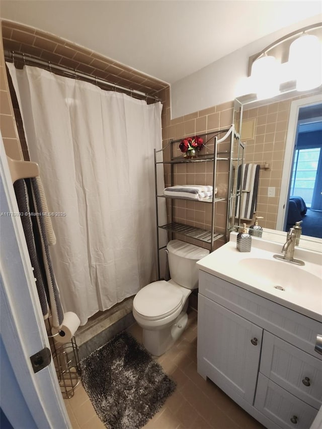 285 Fanshaw G 285G, Boca Raton, FL 33434 - full bathroom featuring vanity, toilet, wood finished floors, a shower with shower curtain, and tile walls