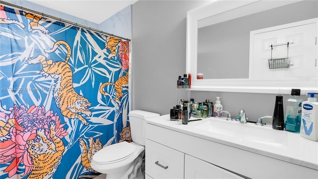 full bath featuring toilet, vanity, and a shower with shower curtain