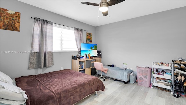 bedroom featuring wood finished floors and a ceiling fan
