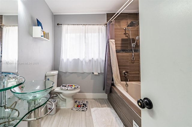 1000 NE 204th Ln, Miami, FL 33179 - full bath featuring baseboards, toilet, a sink, and shower / bathtub combination with curtain
