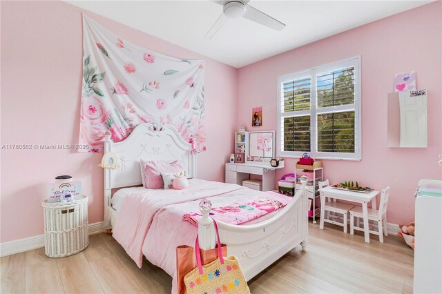 bedroom featuring light wood-style floors, baseboards, and a ceiling fan