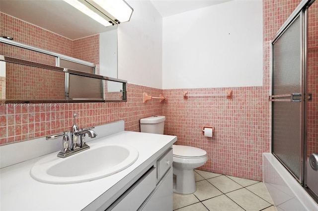 5300 Washington St Unit G323, Hollywood, FL 33021 - full bath featuring tile walls, vanity, tile patterned flooring, toilet, and a wainscoted wall