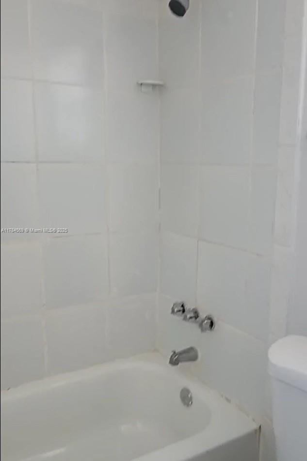 5831 Blueberry Ct Unit 80, Lauderhill, FL 33313 - full bathroom with toilet and bathtub / shower combination