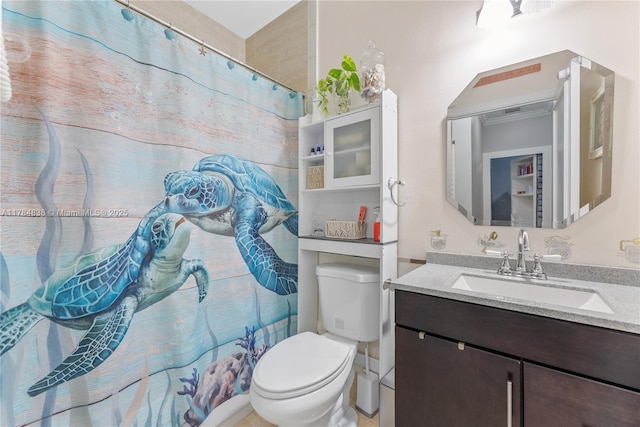 full bathroom featuring toilet, curtained shower, and vanity
