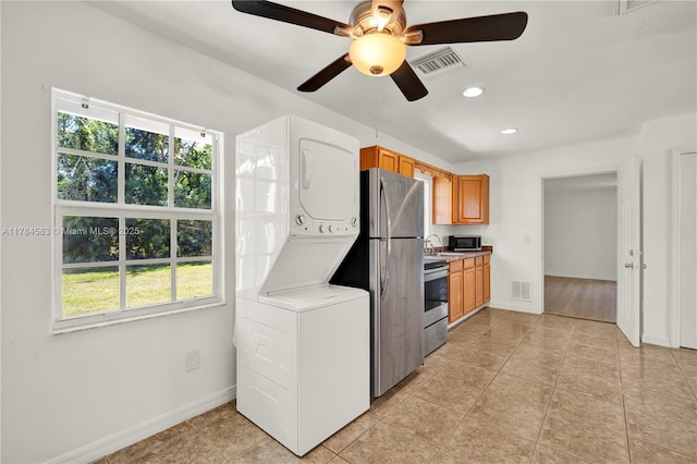 17746 48th Ct N, Loxahatchee, FL 33470 - kitchen with stacked washer / dryer, plenty of natural light, appliances with stainless steel finishes, a ceiling fan, and recessed lighting