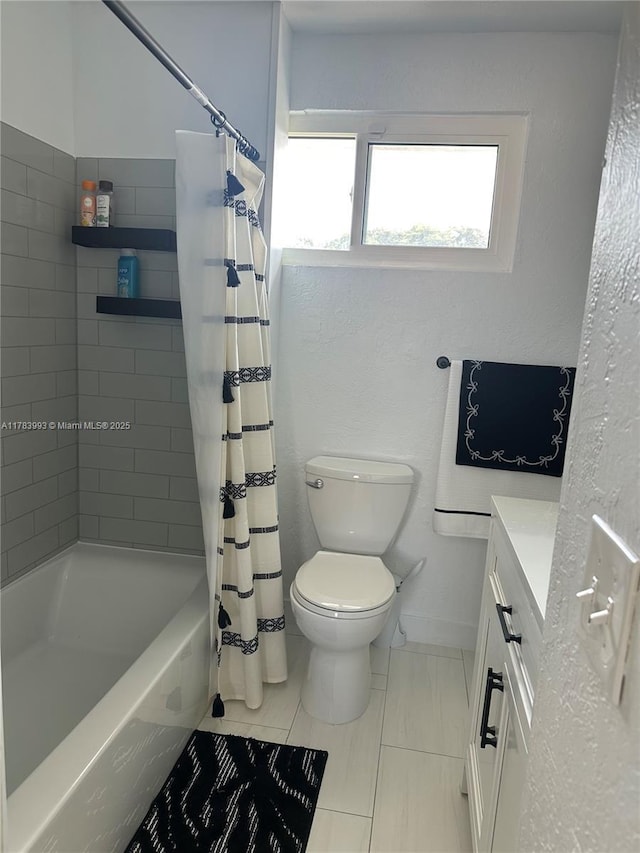full bathroom featuring baseboards, shower / bath combo with shower curtain, toilet, and vanity
