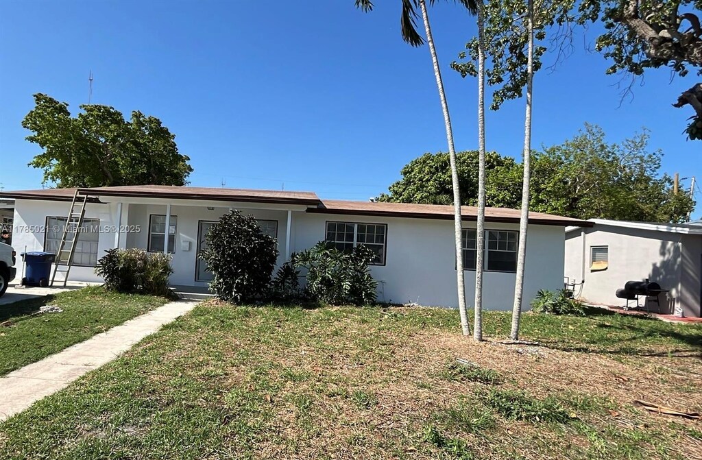301 NW 194th Ter, Miami Gardens, FL 33169 - photo 1