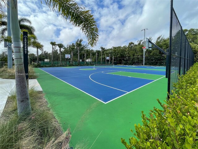 581 Blue Heron Dr Unit 112-B, Hallandale Beach, FL 33009 - view of sport court featuring community basketball court and fence