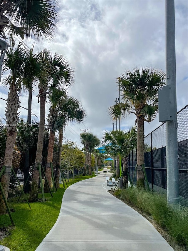 581 Blue Heron Dr Unit 112-B, Hallandale Beach, FL 33009 - surrounding community with fence