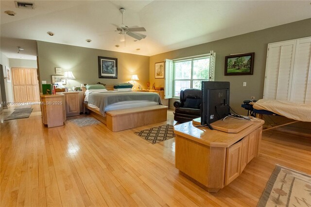 bedroom featuring light wood-style floors and a ceiling fan