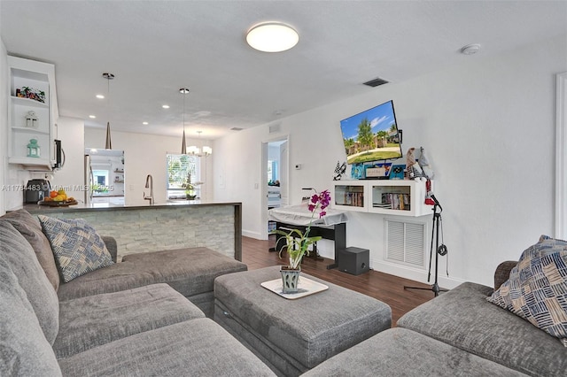living area featuring a chandelier, wood finished floors, visible vents, and recessed lighting