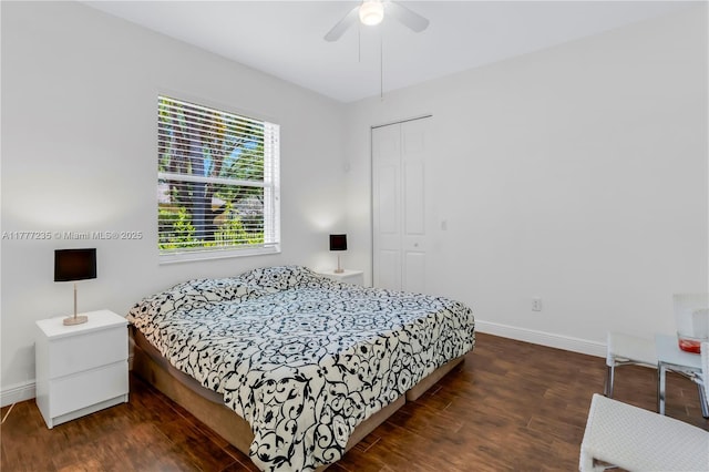 bedroom featuring a ceiling fan, wood finished floors, baseboards, and a closet
