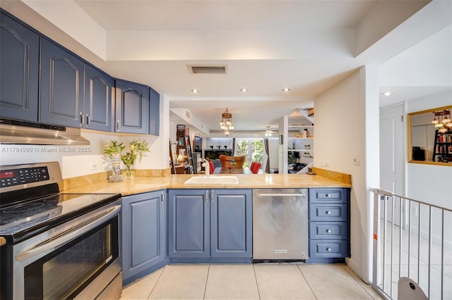 kitchen featuring visible vents, a sink, appliances with stainless steel finishes, under cabinet range hood, and blue cabinetry