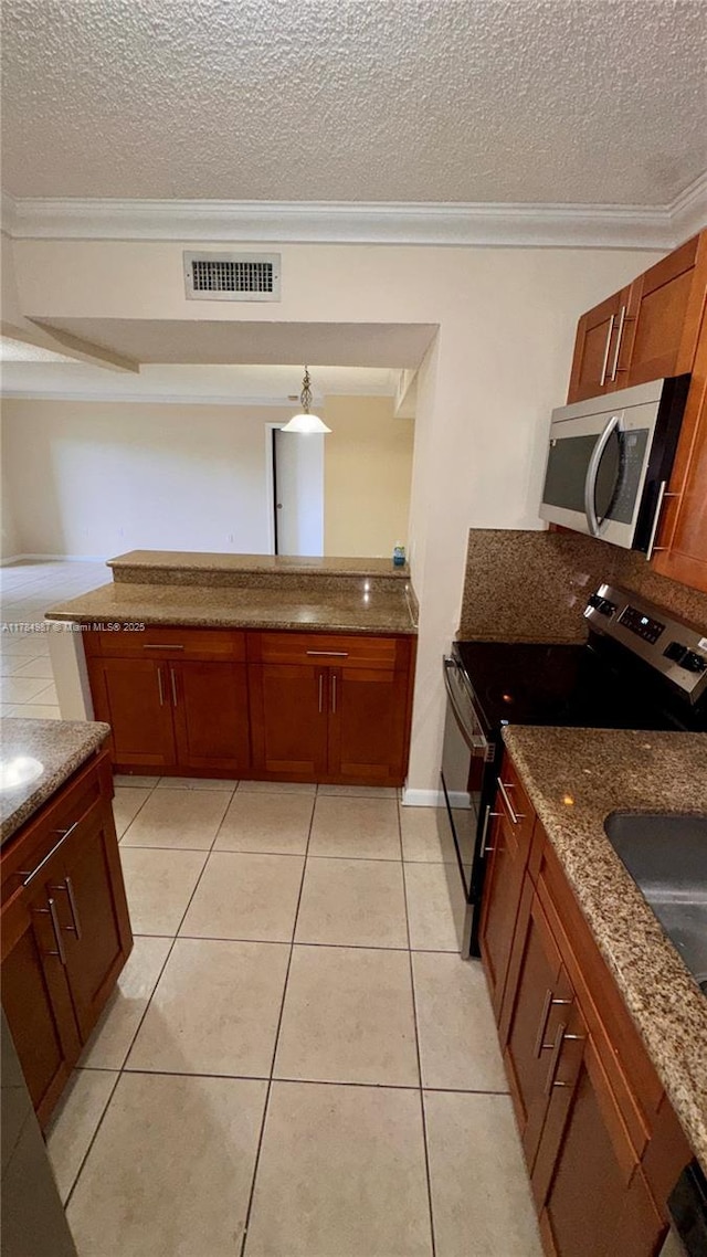 10795 SW 108th Ave Unit 103, Miami, FL 33176 - kitchen featuring crown molding, visible vents, and stainless steel appliances