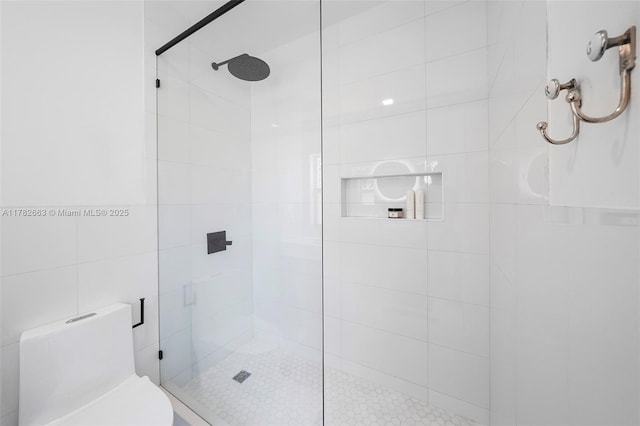 full bath with a tile shower and toilet