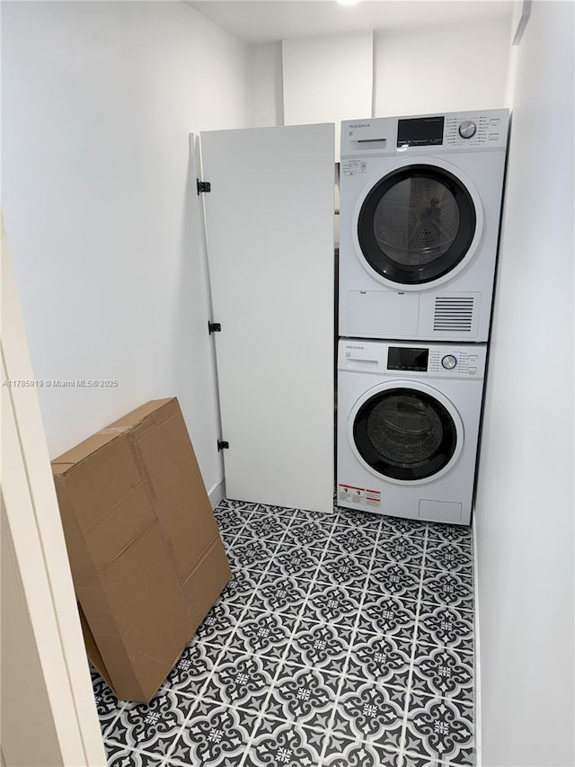 16528 Bridge End Rd, Miami Lakes, FL 33014 - laundry area featuring stacked washer and dryer and laundry area