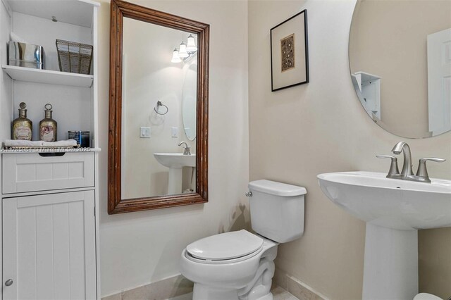10075 NW 86th Ter, Doral, FL 33178 - bathroom featuring baseboards, a sink, and toilet