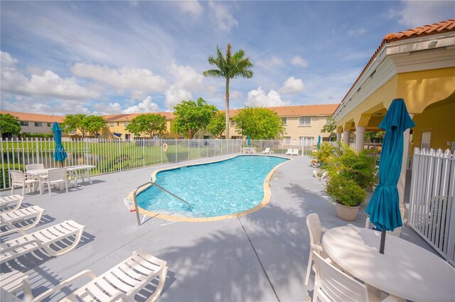 445 NE 21st Ave, Homestead, FL 33033 - community pool with a patio