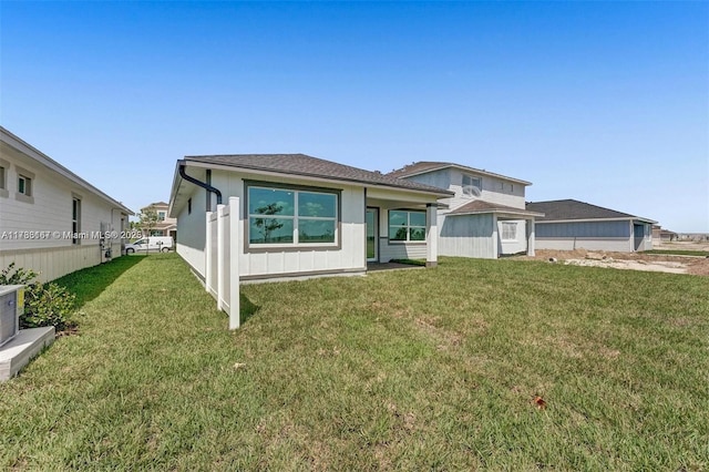 prairie-style home featuring a front lawn