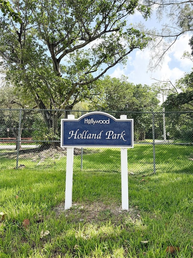 community / neighborhood sign featuring fence