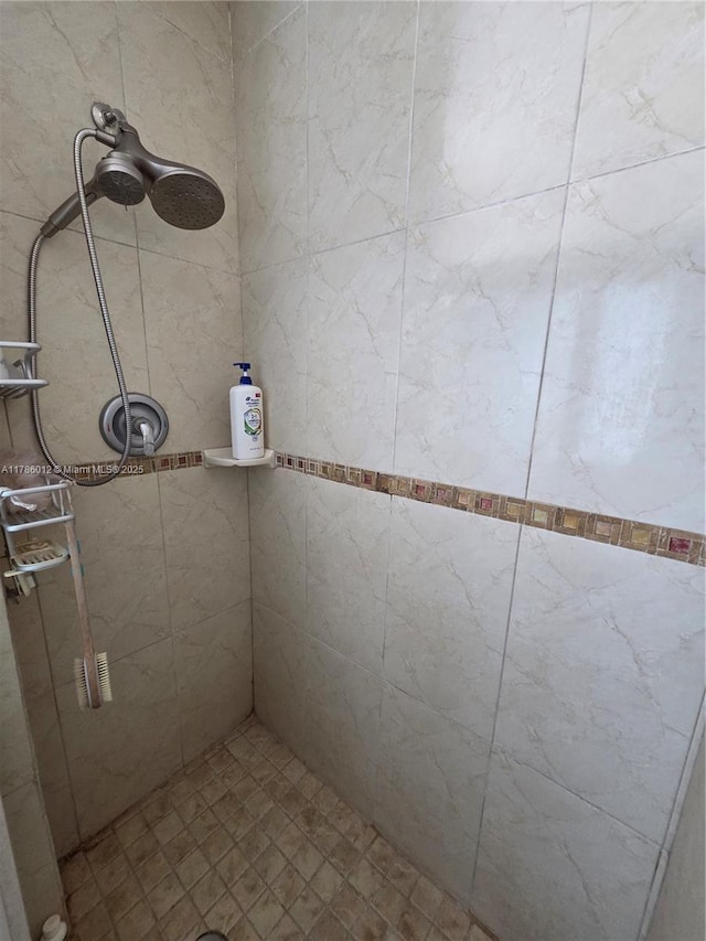 12585 NE Miami Ct, North Miami, FL 33161 - bathroom featuring a tile shower