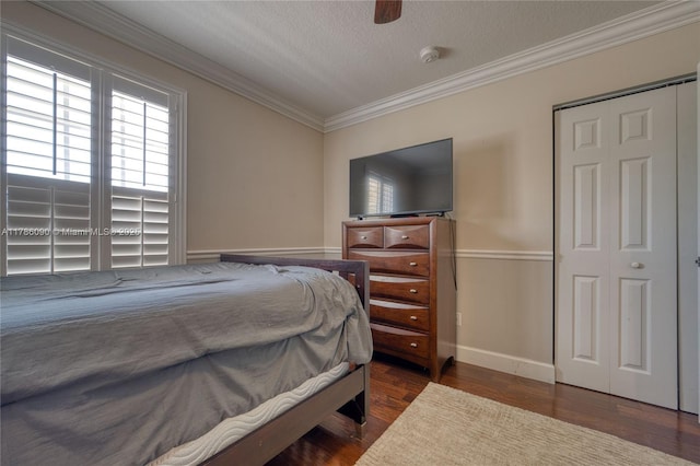 1454 Newhaven Point Ln, West Palm Beach, FL 33411 - bedroom with crown molding, wood finished floors, ceiling fan, and a textured ceiling